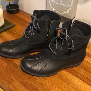 BRAND NEW SPERRY RAINBOOTS ❣️